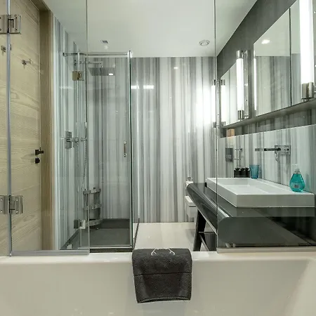 ميغوي لوكشري ليفنغ آند سبا *****، *